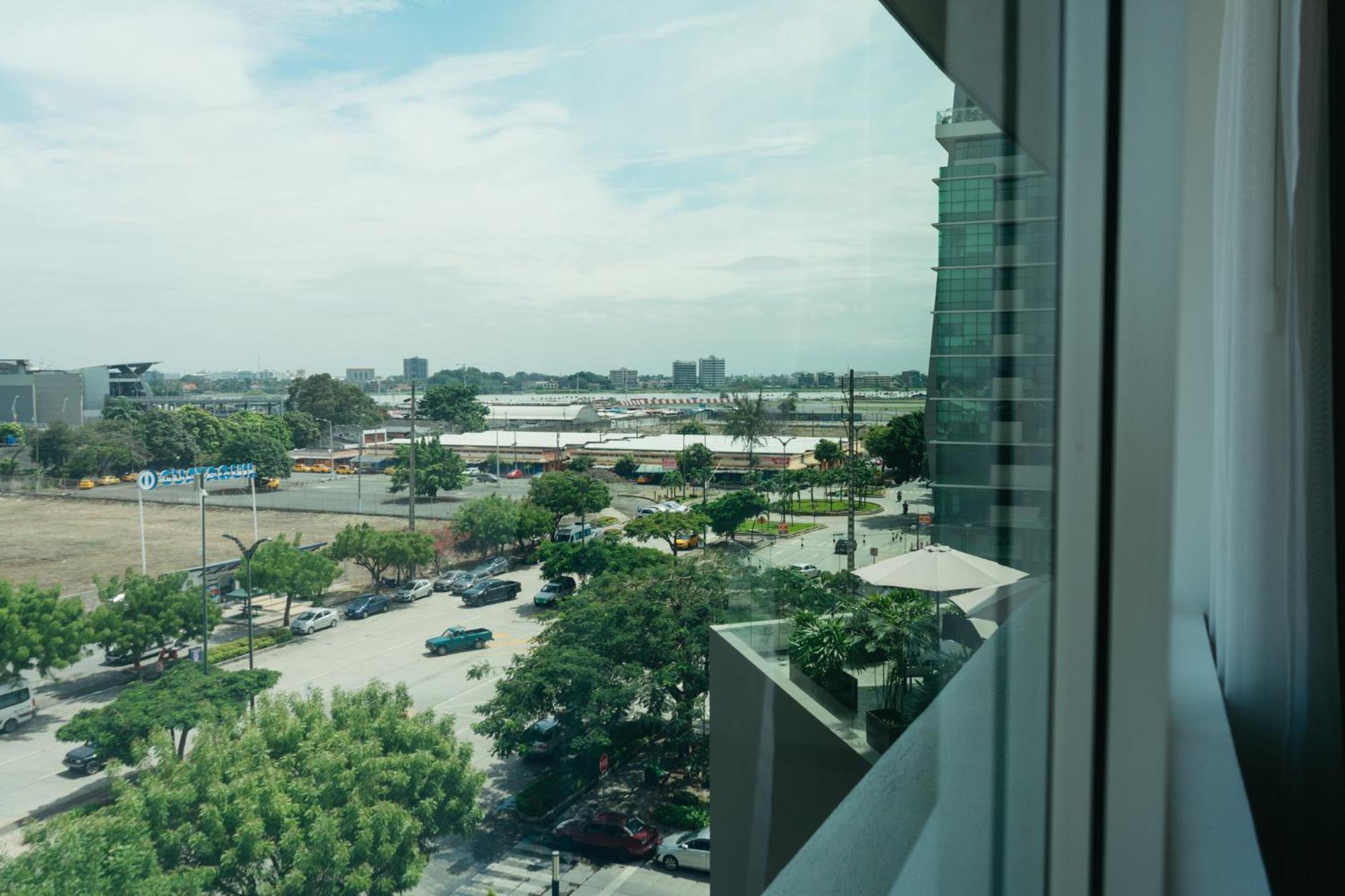 Holiday Inn Guayaquil Airport By Ihg Екстериор снимка View of the station from the nearby hotel