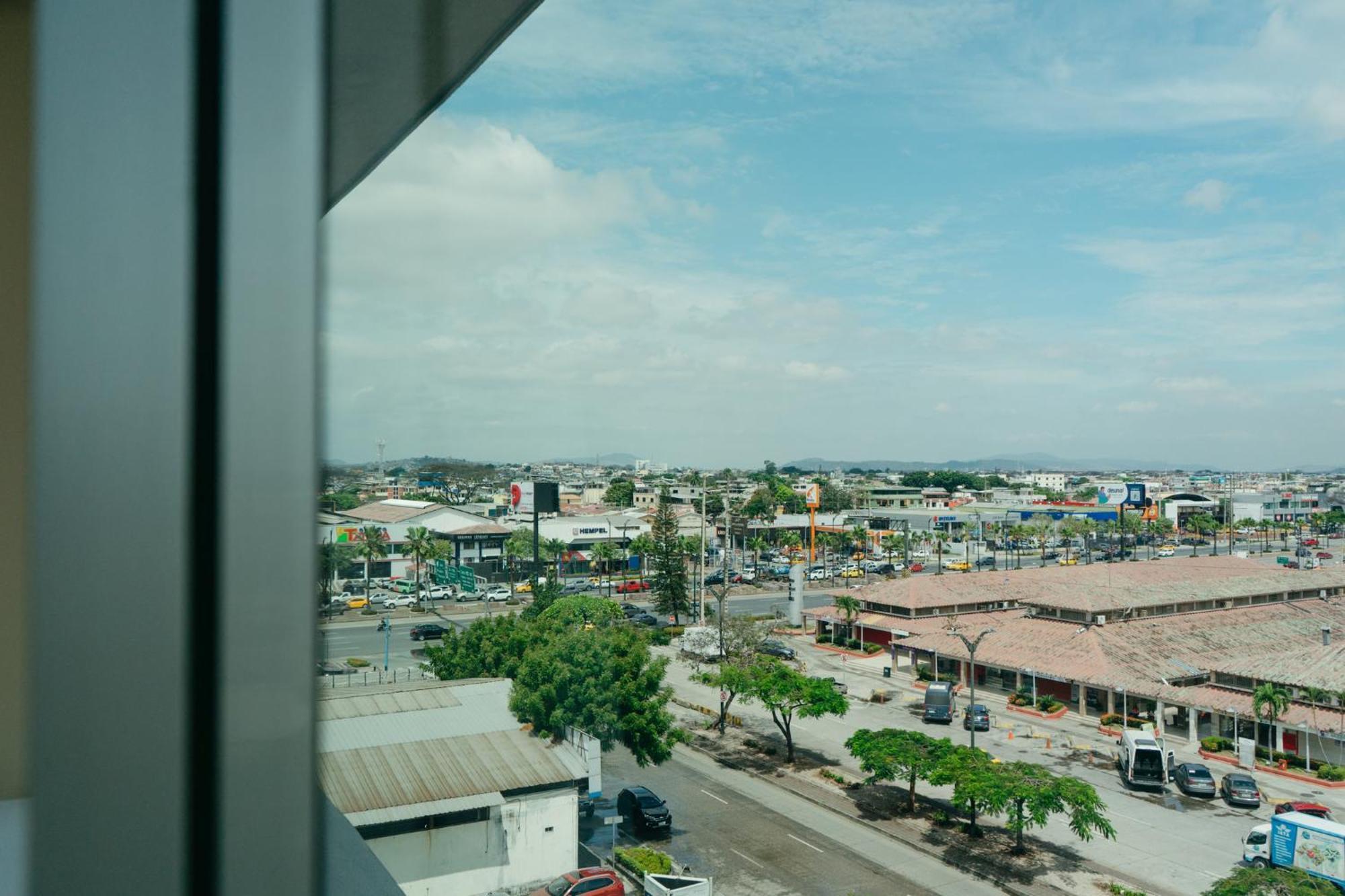 Holiday Inn Guayaquil Airport By Ihg Екстериор снимка View of the city from the hotel