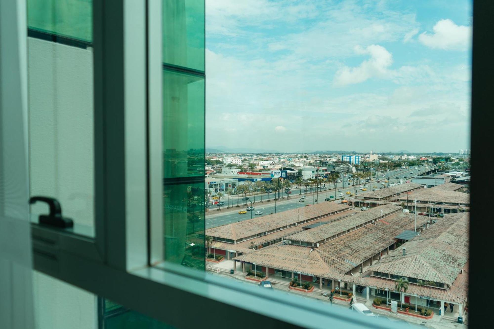Holiday Inn Guayaquil Airport By Ihg Екстериор снимка View of the airport from the hotel