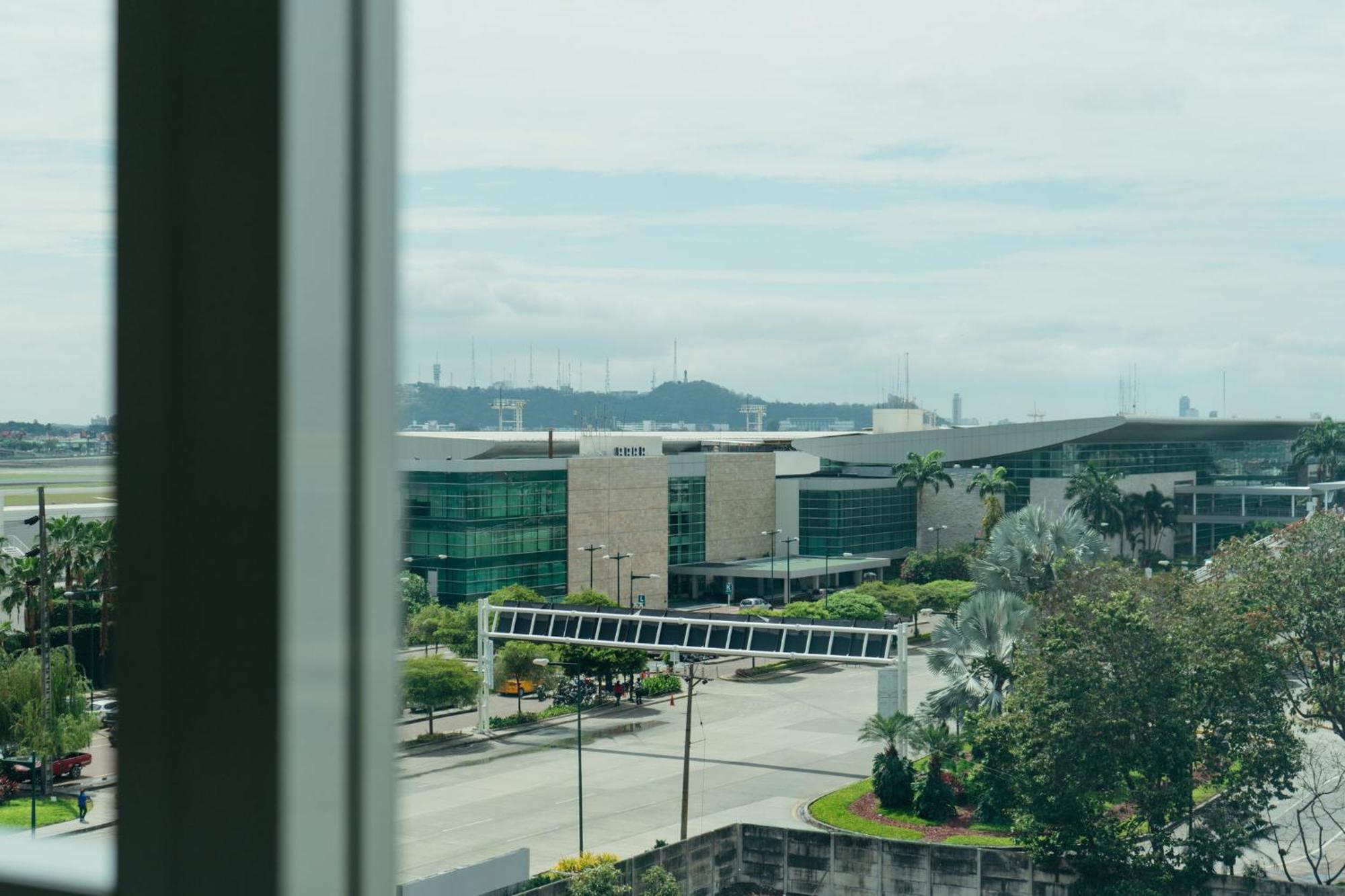 Holiday Inn Guayaquil Airport By Ihg Екстериор снимка View of the airport from the nearby hotel