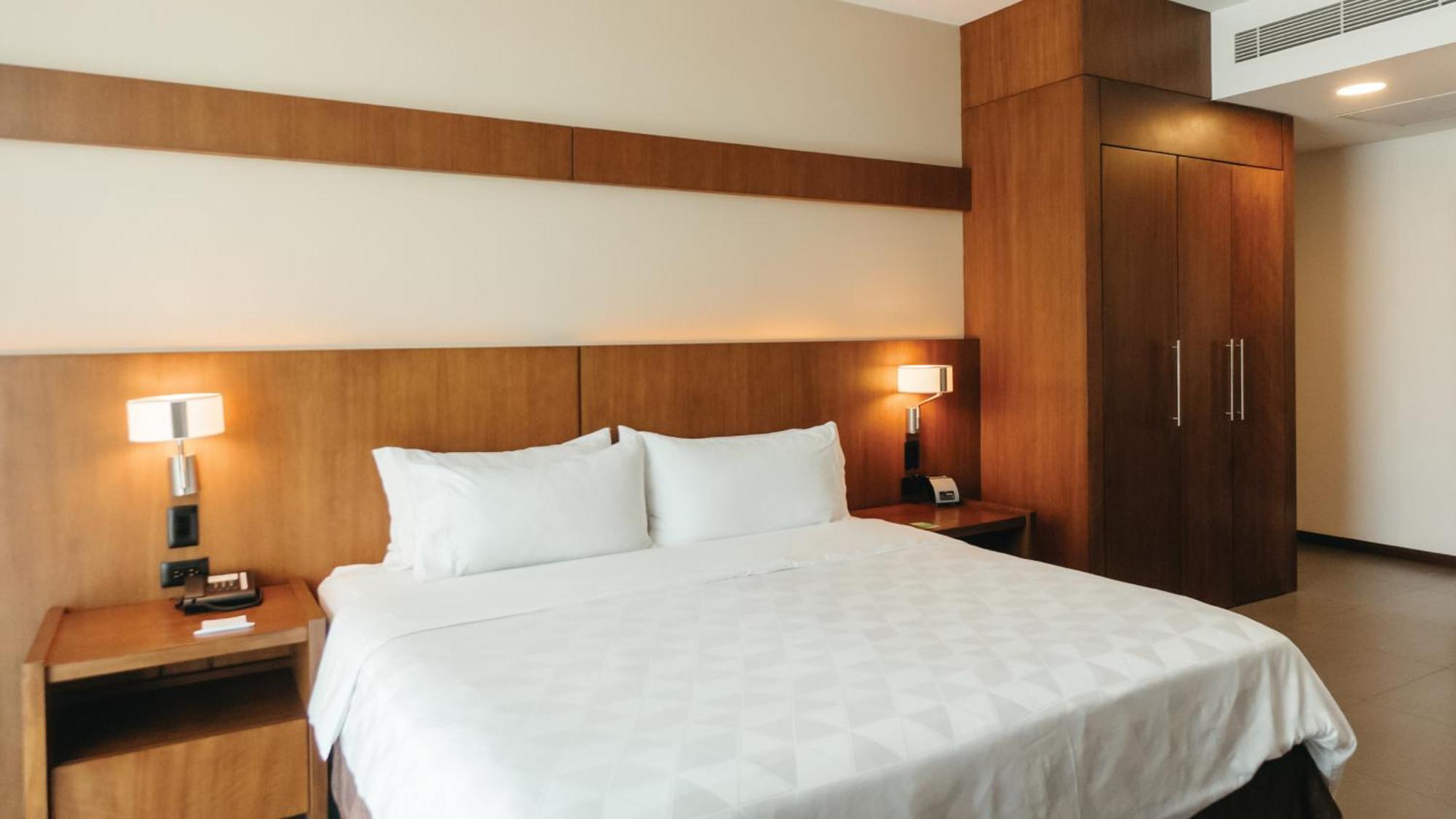 Holiday Inn Guayaquil Airport By Ihg Екстериор снимка A bedroom at the hotel