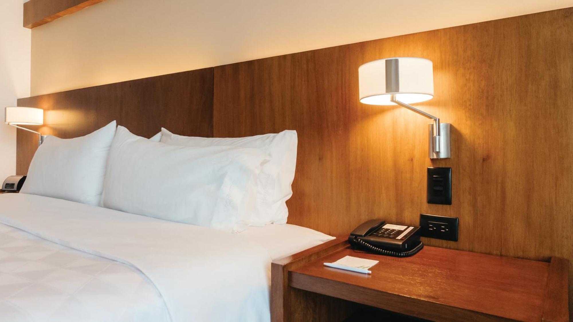 Holiday Inn Guayaquil Airport By Ihg Екстериор снимка A wall-mounted light