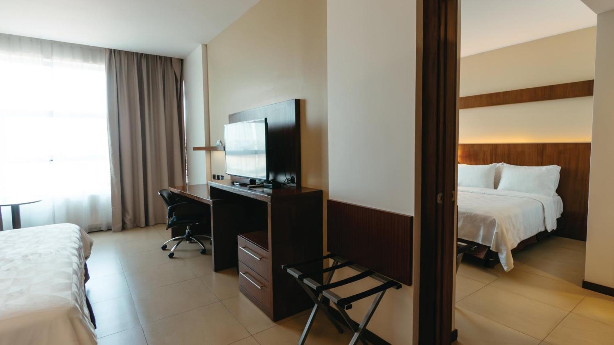 Holiday Inn Guayaquil Airport By Ihg Екстериор снимка A suite at the hotel