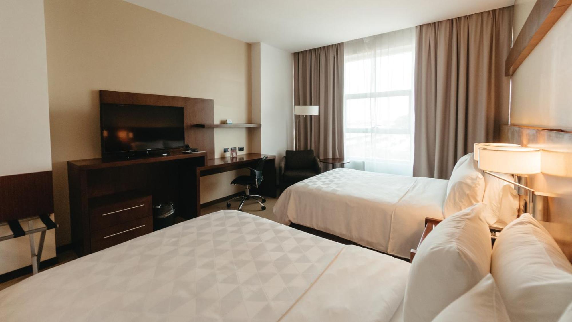 Holiday Inn Guayaquil Airport By Ihg Екстериор снимка A typical guest room at the Hilton Garden Inn in San Francisco