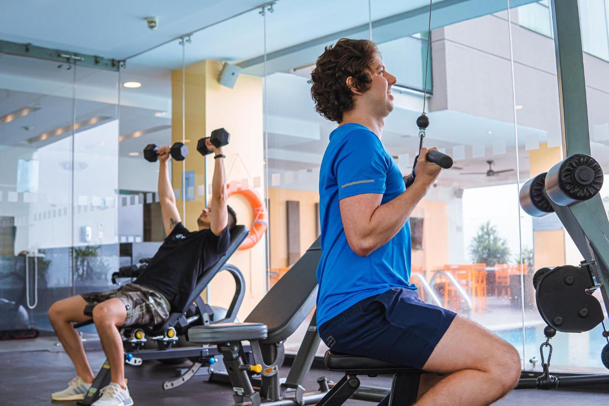 Holiday Inn Guayaquil Airport By Ihg Екстериор снимка A seated dumbbell press