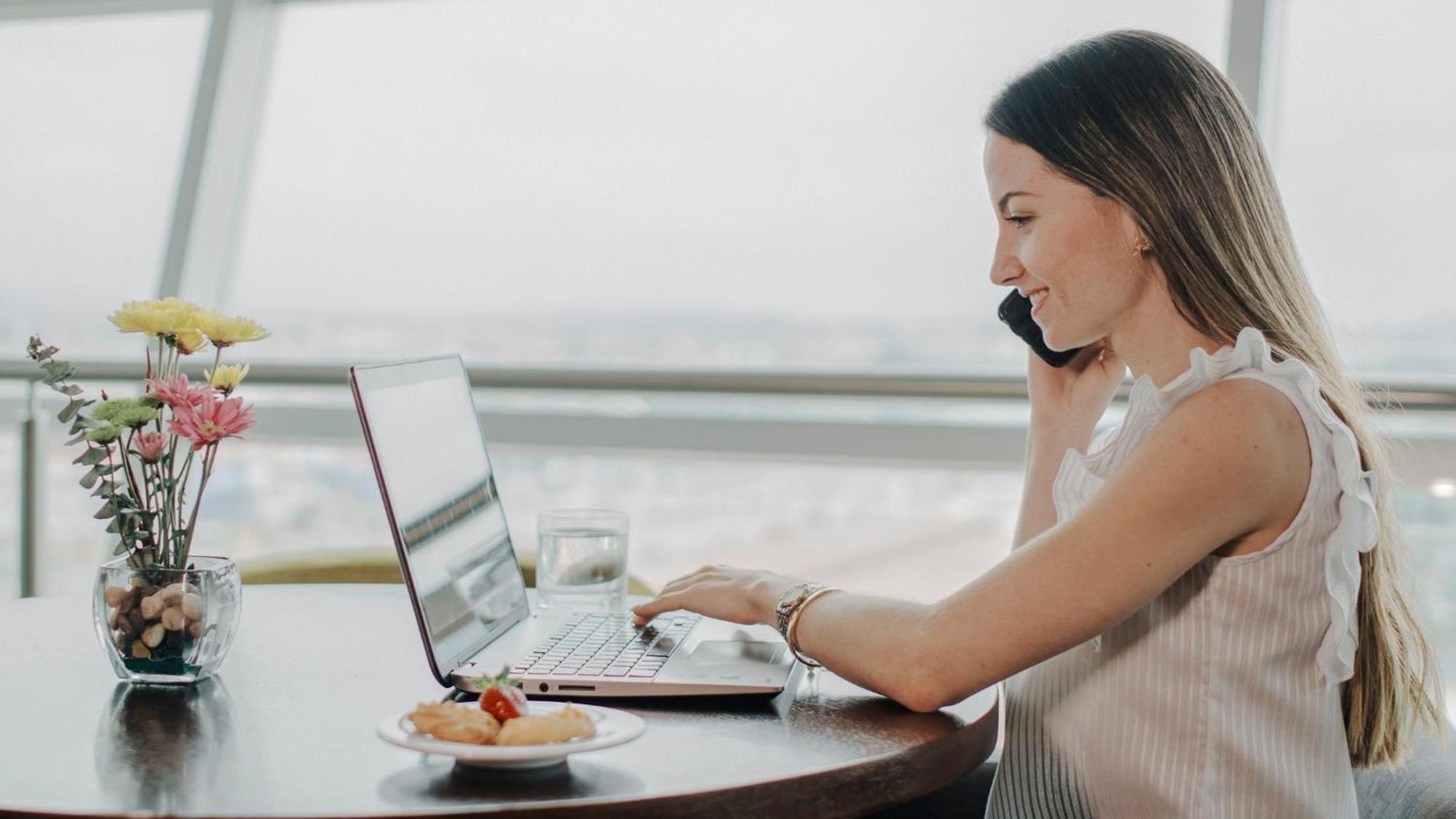 Holiday Inn Guayaquil Airport By Ihg Екстериор снимка A woman working from home