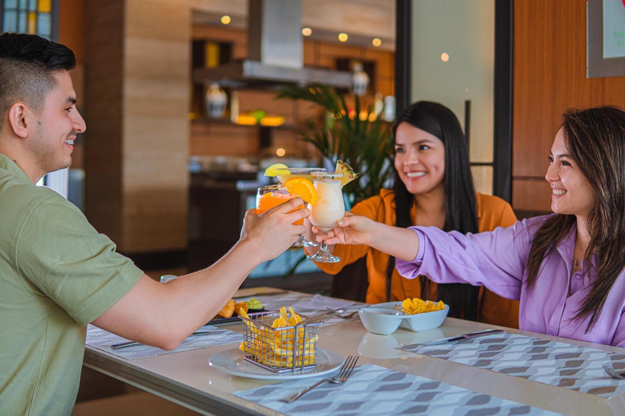 Holiday Inn Guayaquil Airport By Ihg Екстериор снимка A group of friends toasting with a margarita