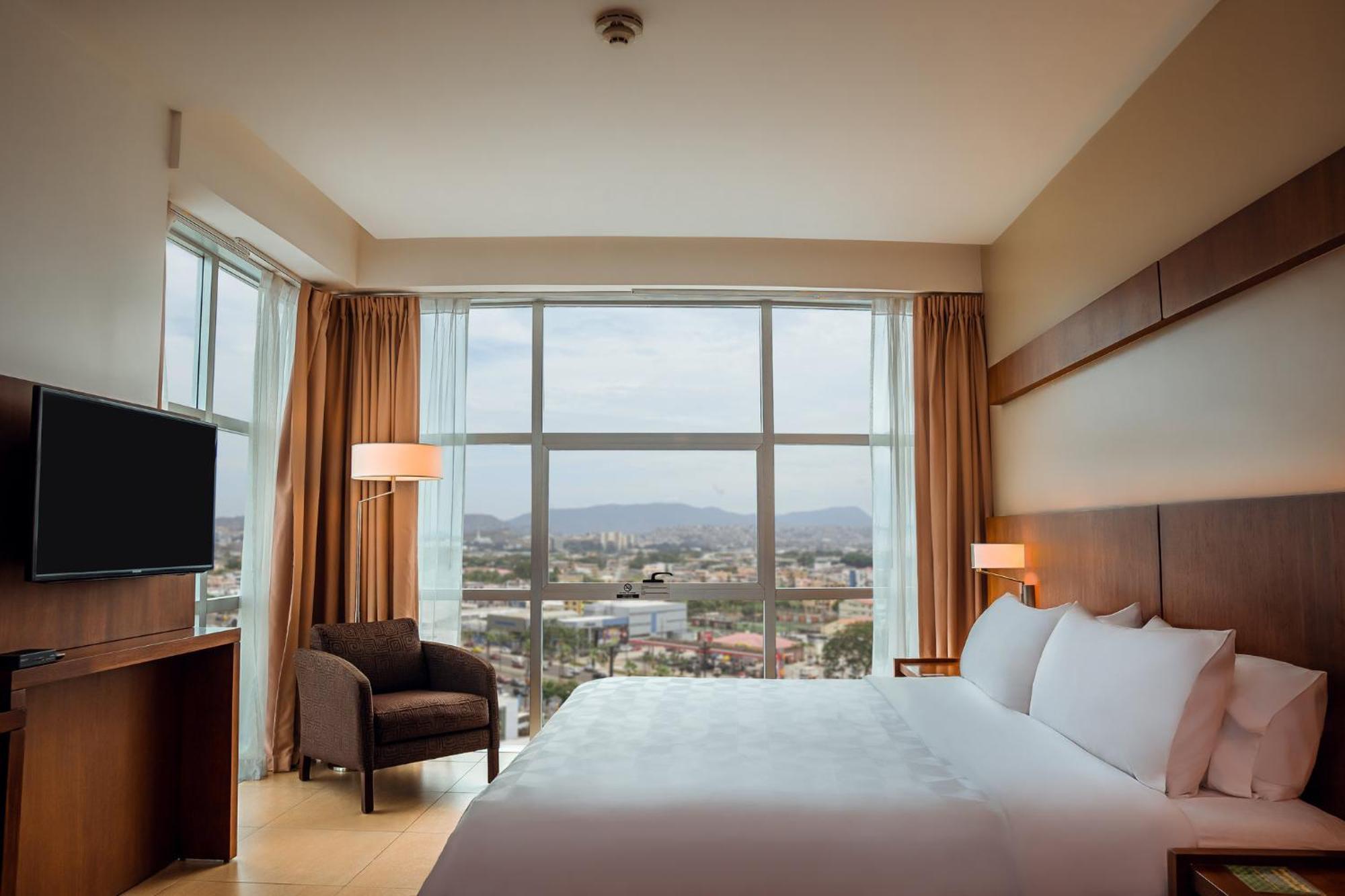 Holiday Inn Guayaquil Airport By Ihg Екстериор снимка A bedroom at the Hilton Garden Inn in Tucson, Arizona