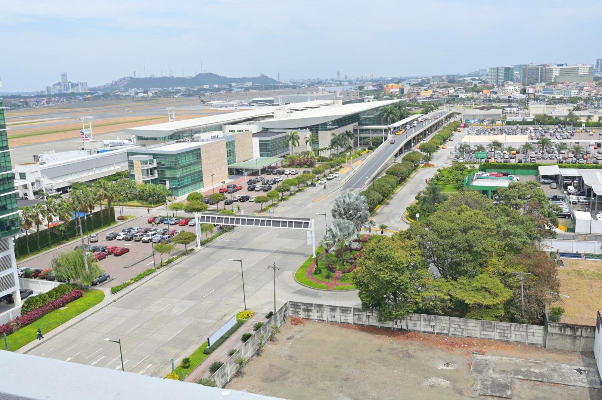Holiday Inn Guayaquil Airport By Ihg Екстериор снимка View of the airport