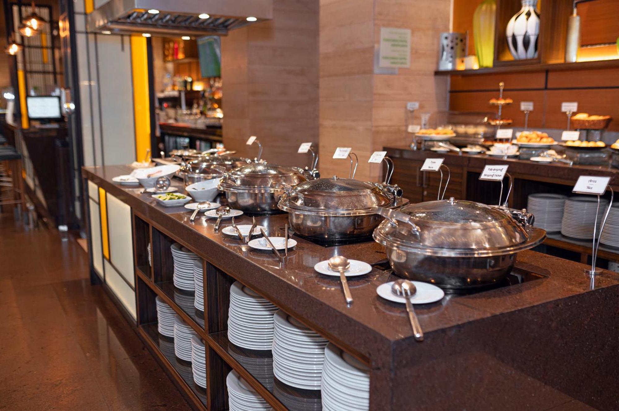 Holiday Inn Guayaquil Airport By Ihg Екстериор снимка A buffet at a hotel