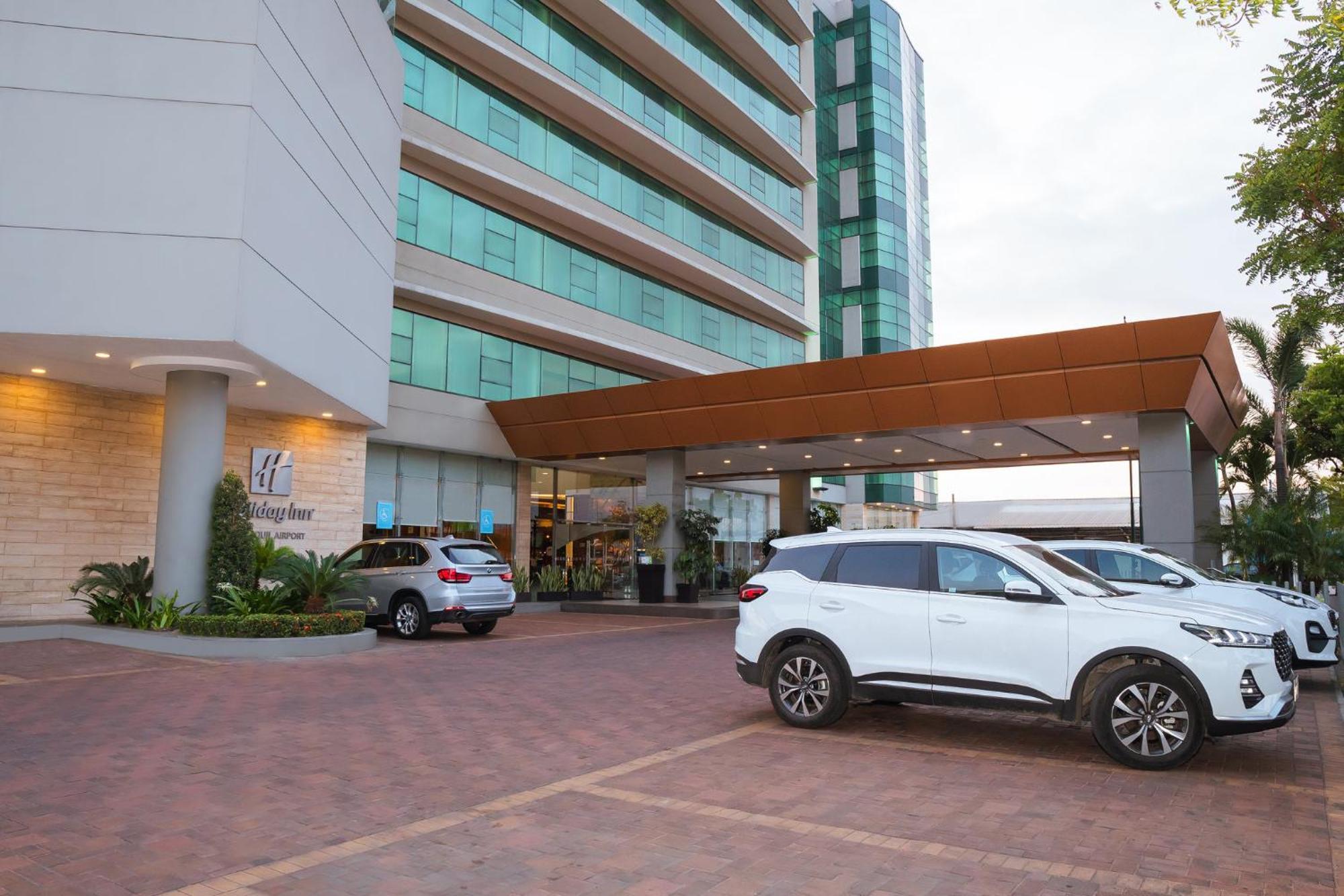 Holiday Inn Guayaquil Airport By Ihg Екстериор снимка The hotel's entrance