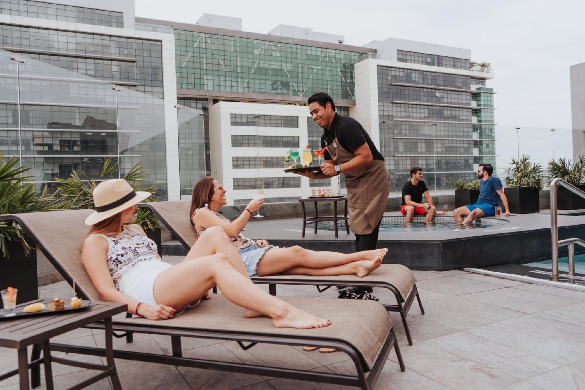 Holiday Inn Guayaquil Airport By Ihg Екстериор снимка Rooftop pool at the hotel