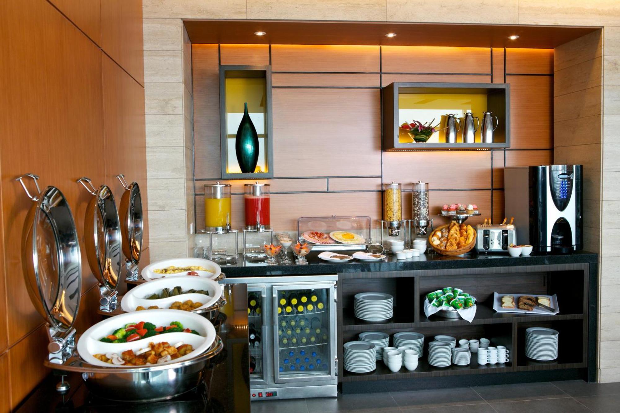 Holiday Inn Guayaquil Airport By Ihg Екстериор снимка A buffet at a hotel