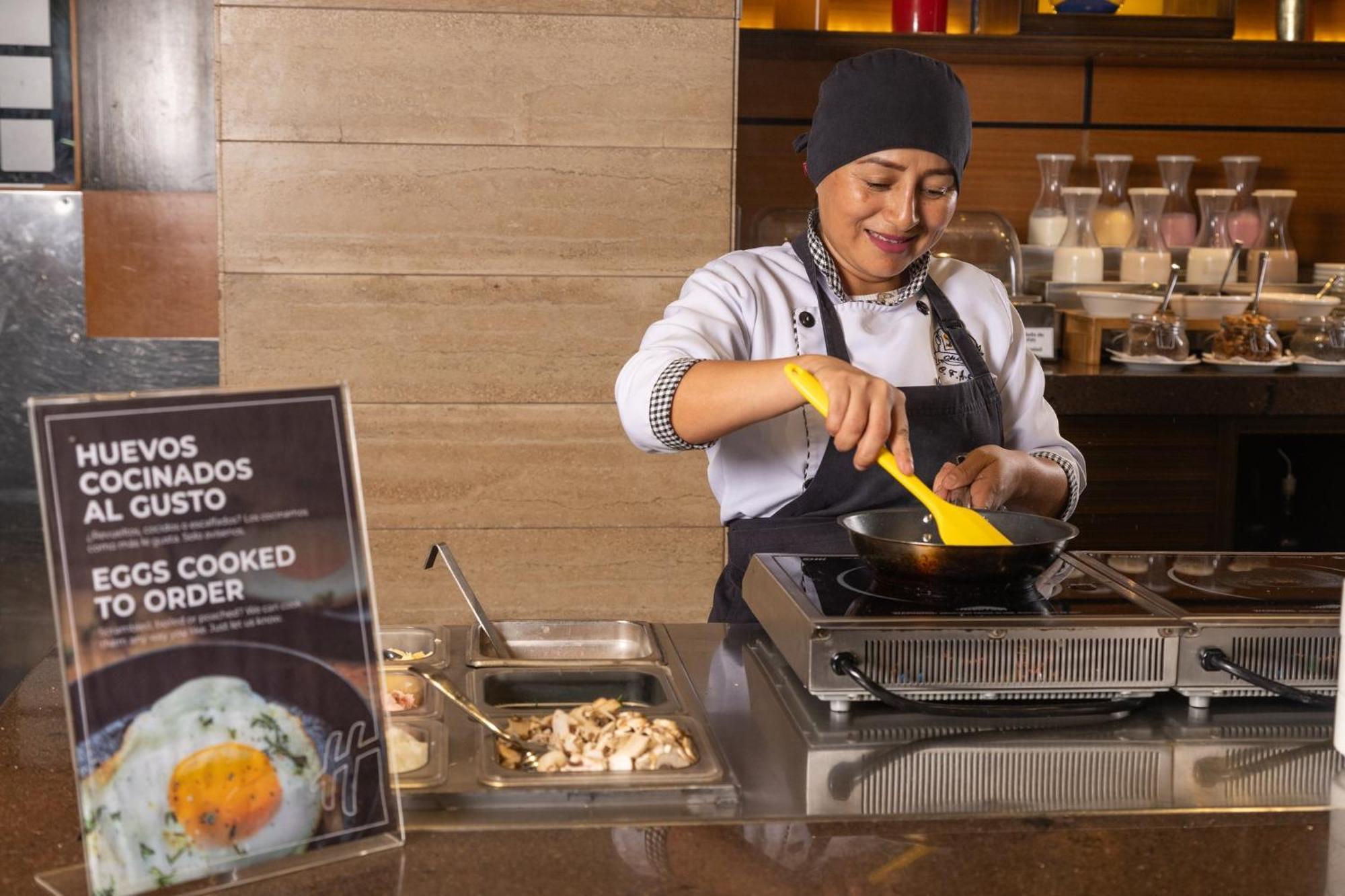 Holiday Inn Guayaquil Airport By Ihg Екстериор снимка A woman cooking eggs