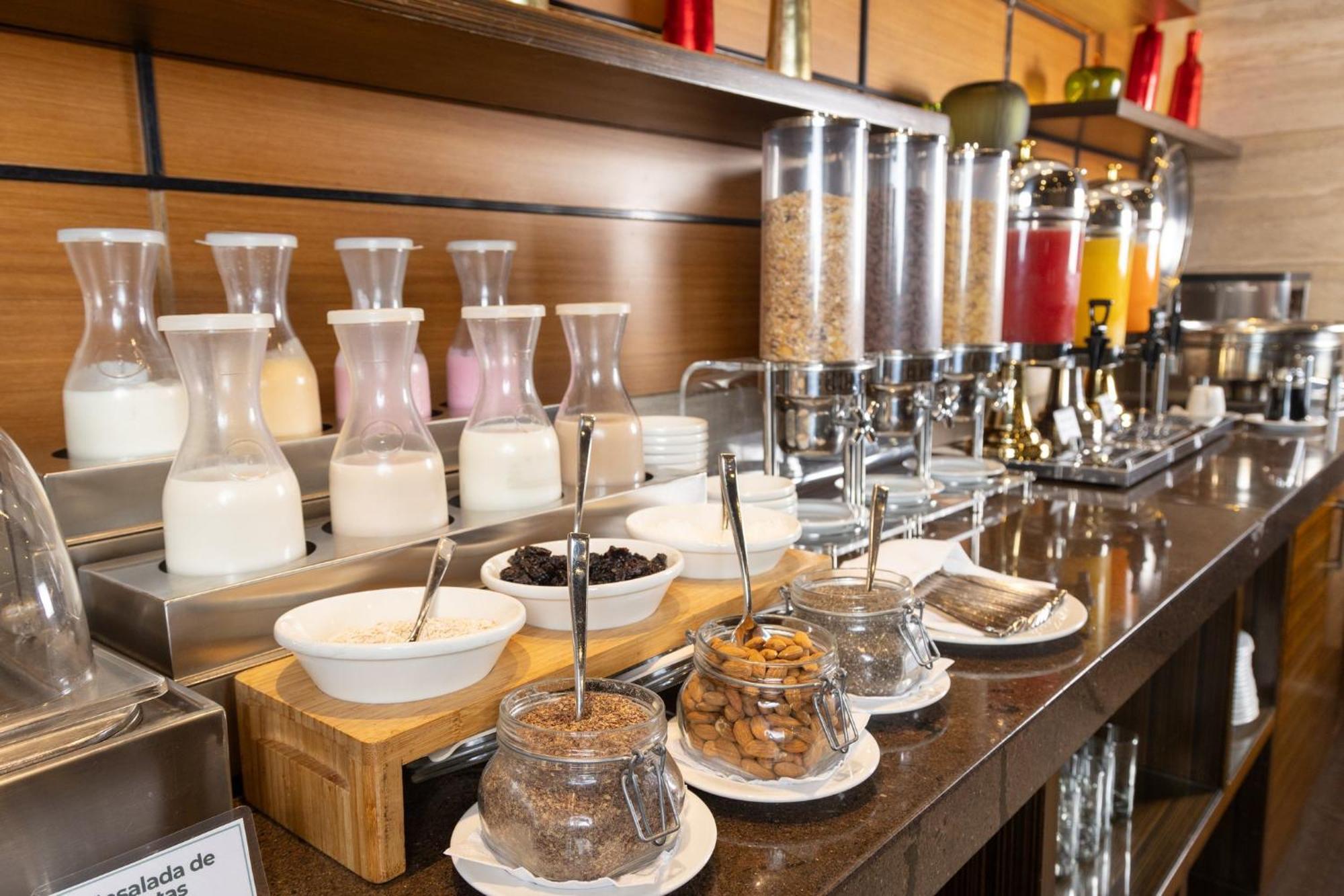 Holiday Inn Guayaquil Airport By Ihg Екстериор снимка A breakfast buffet