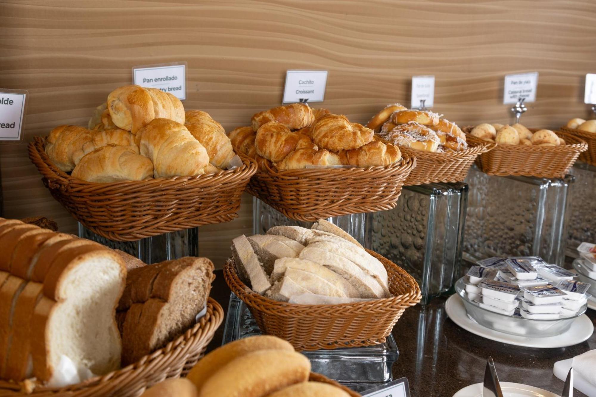 Holiday Inn Guayaquil Airport By Ihg Екстериор снимка Buns and pastries