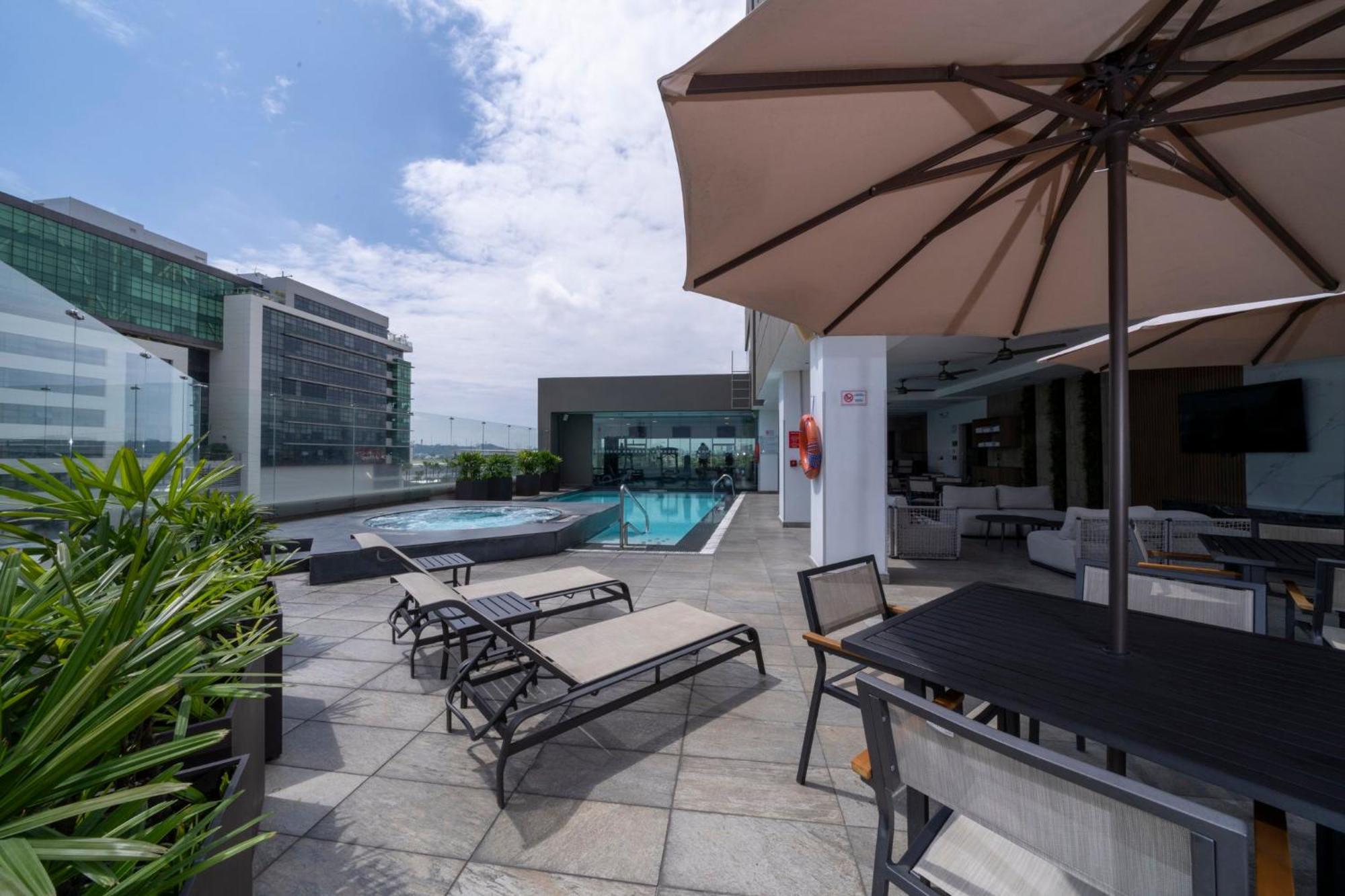 Holiday Inn Guayaquil Airport By Ihg Екстериор снимка Sky Pool